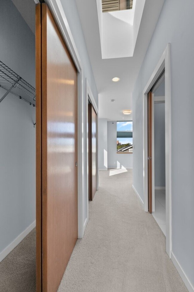 Building Photo - 2Bd/1.75Ba Seattle Townhouse