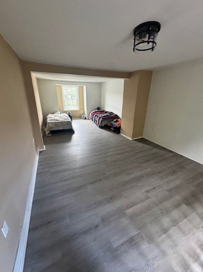 Building Photo - 4 bedroom 1 bathroom