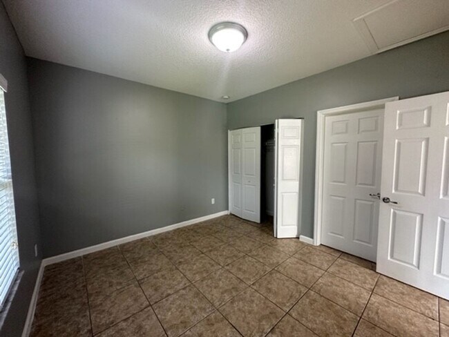 Building Photo - 1045 Villas LLC (1035 NE 10th Ave)