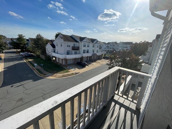 Building Photo - Beautiful 3 Bed 2.5 Bath Interior Townhome...