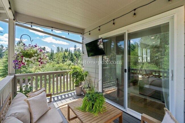 Building Photo - Luxurious 4 Bed/3.5 Bath Residence - Your ...