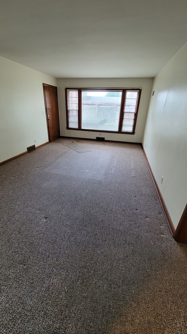 Large living room - 128 E University St