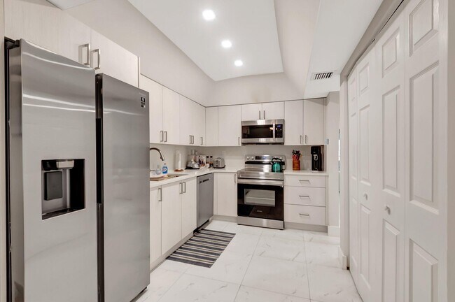 Building Photo - 7369 Orangewood Ln