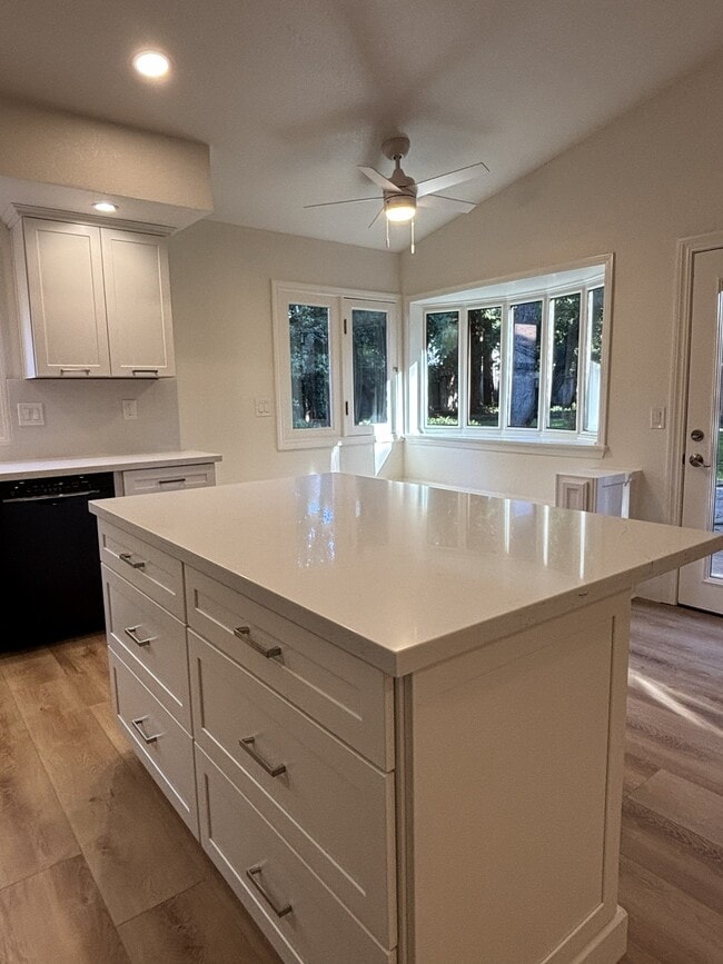 Building Photo - 34 Alvares Ct