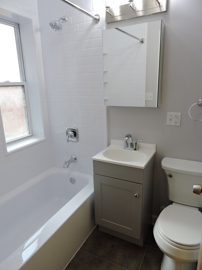 Building Photo - 1346 1/2 W Estes Ave