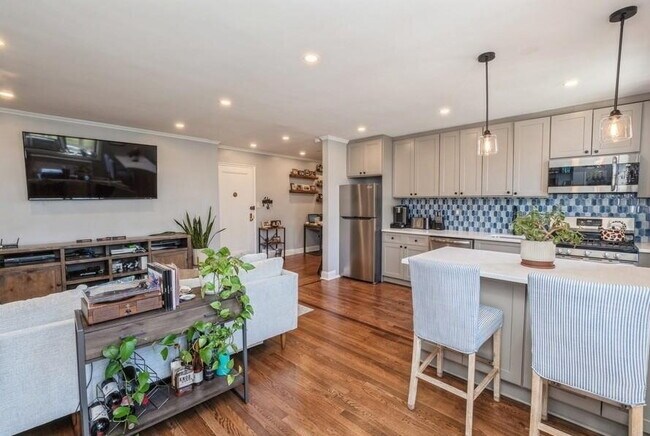 Building Photo - Comfortable and Spacious Rental Opportunity