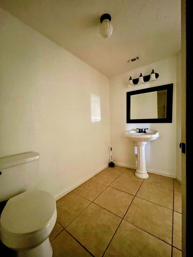 Building Photo - Comfortably Updated 4-Bedroom 2-Bathroom O...