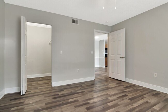 Building Photo - Water Front 1 Bedroom 1 Bath Condo for Rent in Brandon - 2nd Floor - Incredible Views