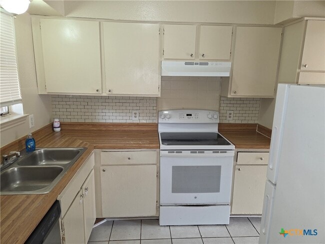 Building Photo - 904 Ticonderoga Dr