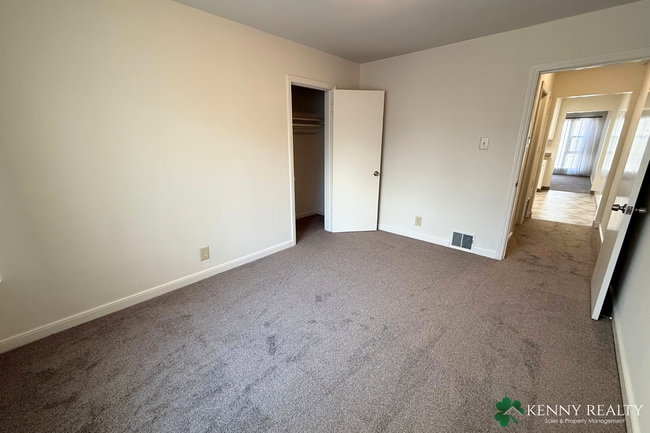 Building Photo - Bright and Updated 1 Bedroom Home with Pri...