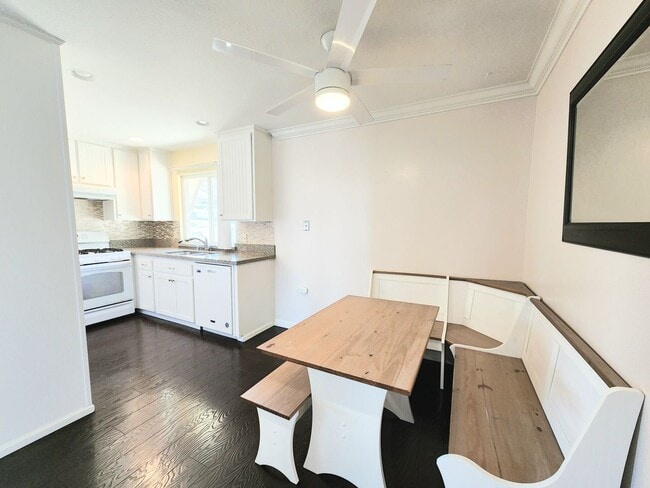 Building Photo - 2 bedroom townhouse