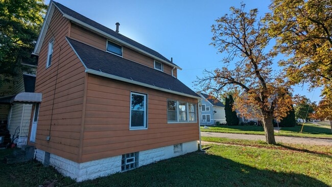 Building Photo - Welcome to this single-family home located...