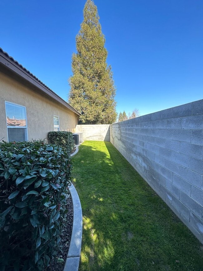 Building Photo - Elegant 4-Bedroom Home in the Prestigious ...