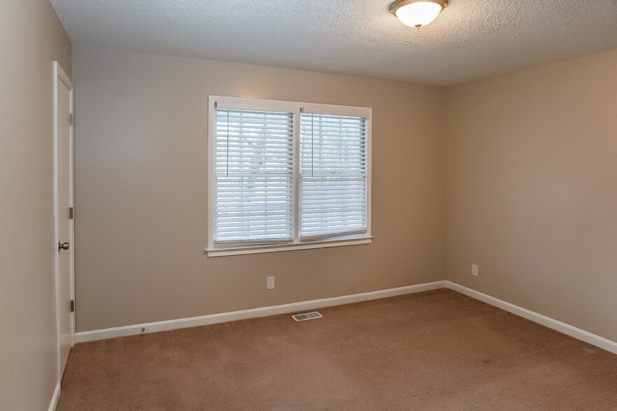Building Photo - 107 Cedar Creek Ct