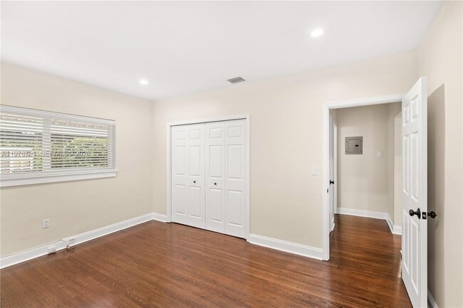 Building Photo - 140 Santander Ave