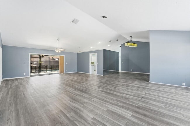 Building Photo - 9284 Laurel Green Dr