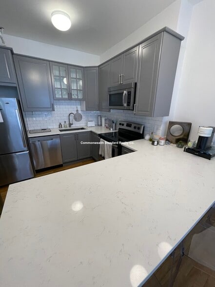 Building Photo - 922 Beacon St