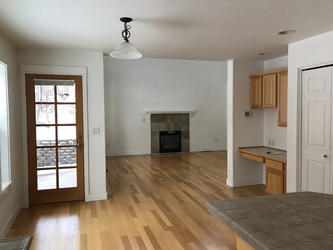 Building Photo - 3 Bedroom 2.5 Bathroom