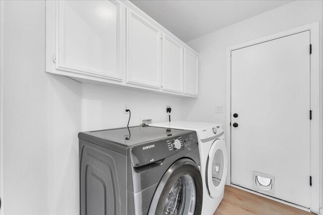 Building Photo - Cute corner lot 3 bed/ 2 bath