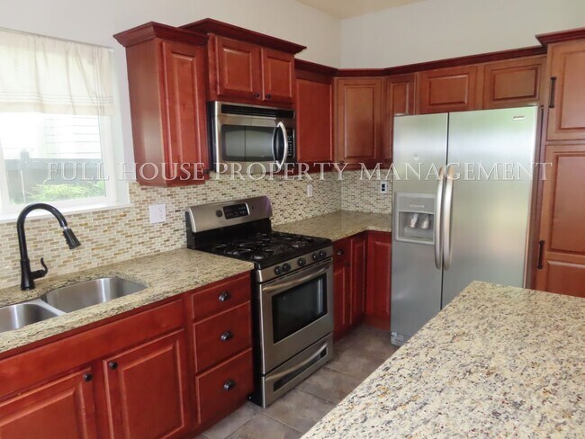 Building Photo - 3 Bed, 2.5 Bath + Bonus room/possible 4th ...