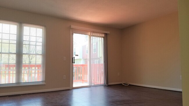 Building Photo - End Unit townhouse in established Frederick neighborhood ready for you!