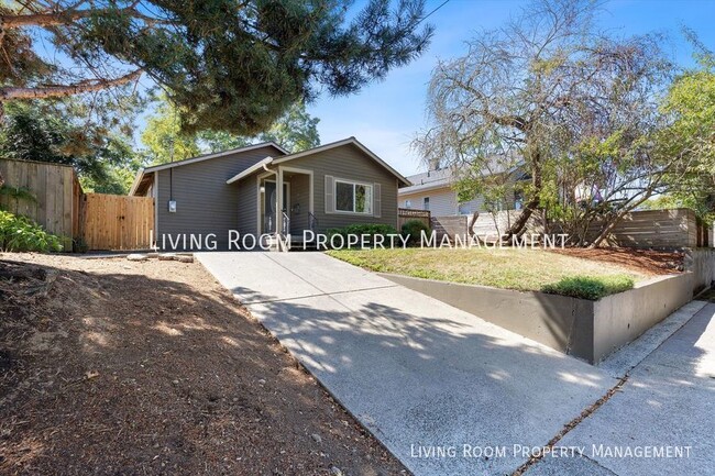 Building Photo - Updated Woodlawn Ranch with a Private Yard