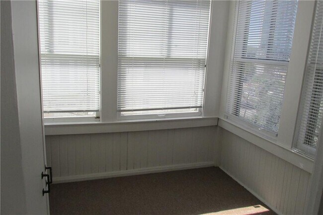 Building Photo - 800 San Antonio St