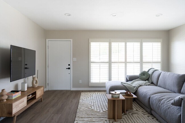 Building Photo - Fully remodeled!