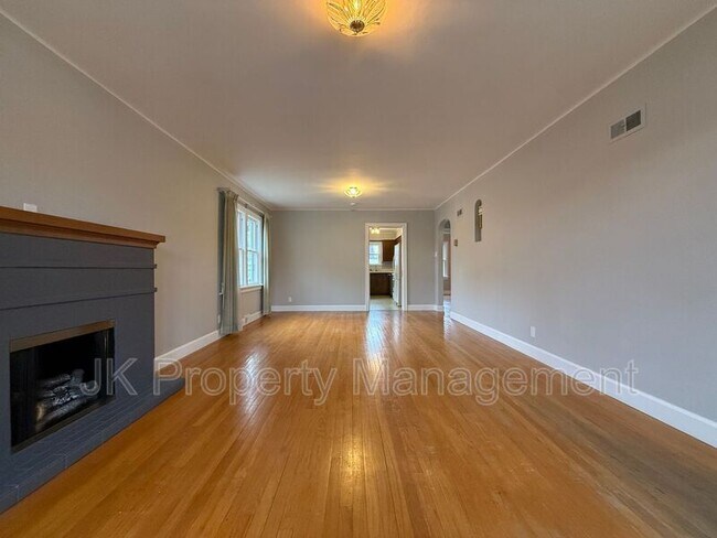 Building Photo - 115 16th St N