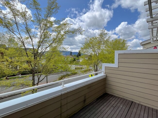 Building Photo - Huge, Updated 2 bed 2.5 bath Issaquah High...