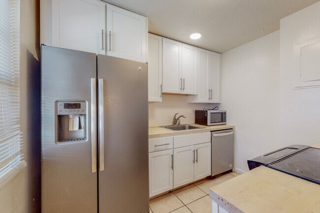 Building Photo - North Valley 3 bedroom Townhouse