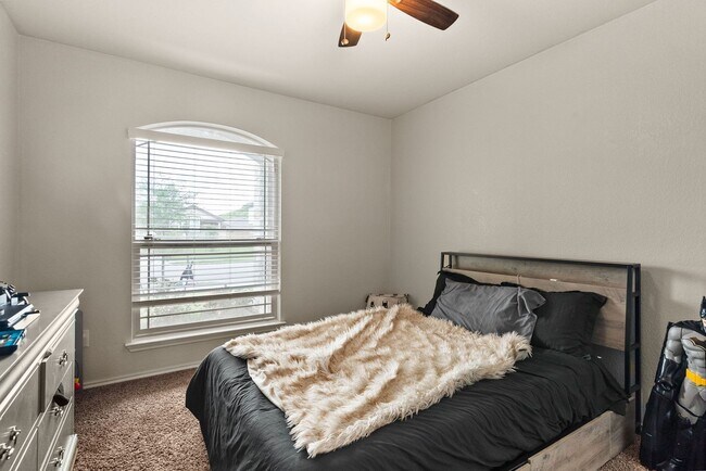 Building Photo - 310 Saddleback Trl