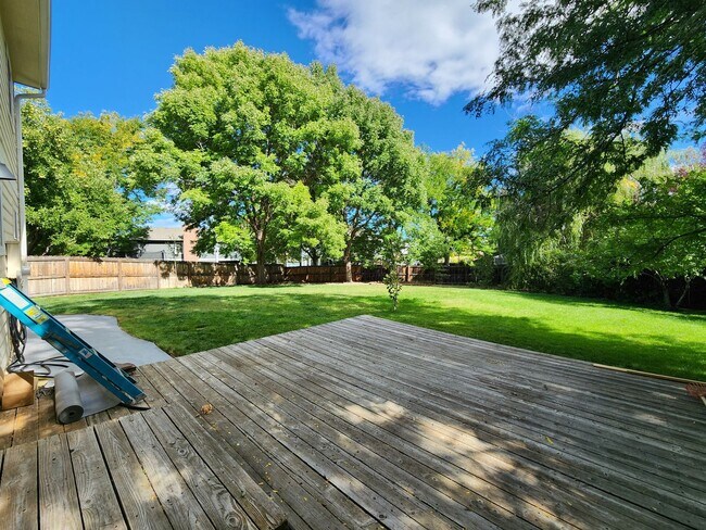 Building Photo - Beautiful 4 Bedroom Home on Cul Du Sac Wit...