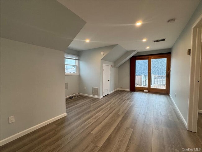 Building Photo - 817 E Walnut St