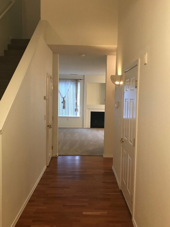 Building Photo - 4 Bed 3 Bath Gated Townhome Near Maplewood Golf