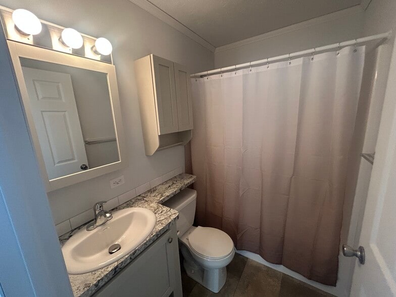 Building Photo - 103 Oak Ave