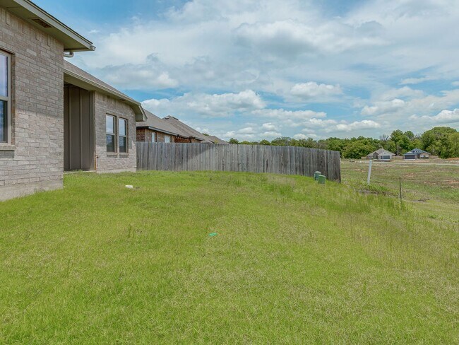 Building Photo - Brand New home In Azalea!