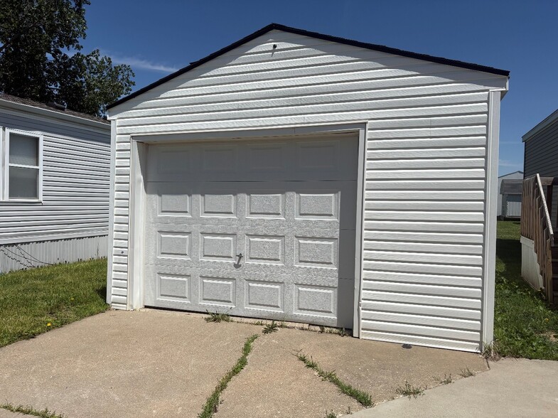 Building Photo - 2431 Four Seasons Dr