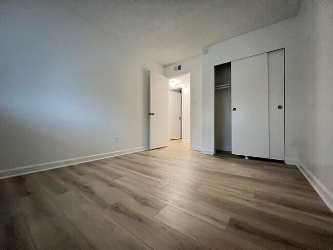 Building Photo - 3 Bed 2.5 Bath Townhouse