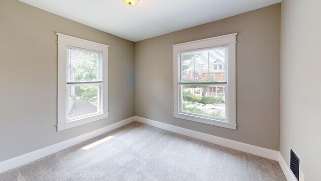 Building Photo - 5 BEDROOMS + 2.5 BATHROOMS + 3 FREE OFF-STREET Parking Spaces SINGLE FAMILY HOUSE!  Available Aug...