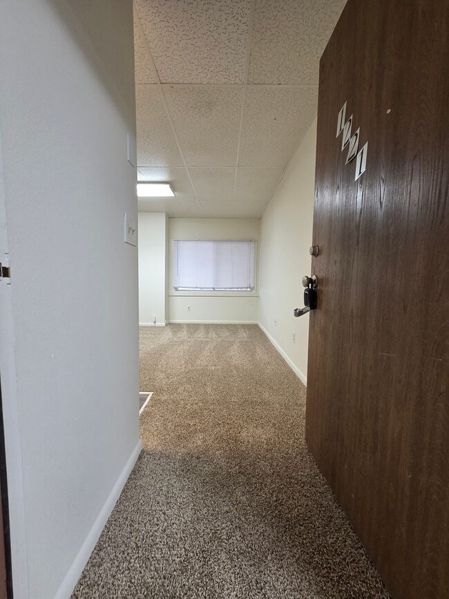 Building Photo - 2 Bed Apartment in the Heart of Golden!