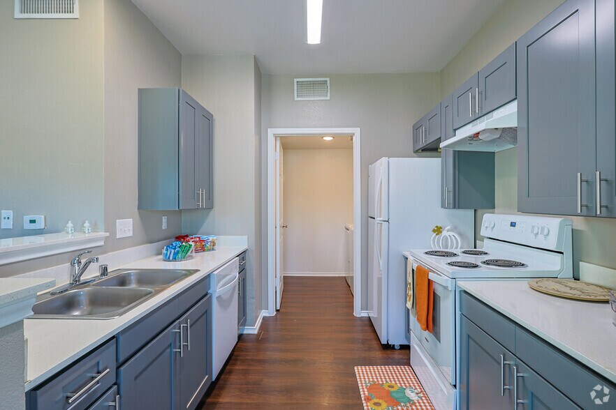 2BR, 2BA - 869SF - Kitchen - Crystal Falls Crossing