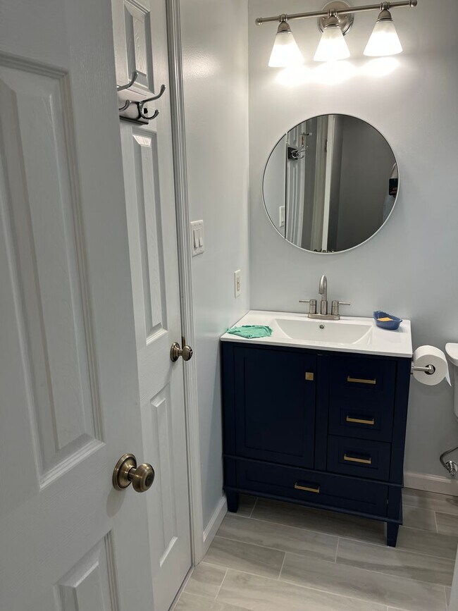 Building Photo - Beautiful 2 Bedrooms 2.5 Bathroom luxury 3 level Townhouse location in the Rockburn Commons Commu...