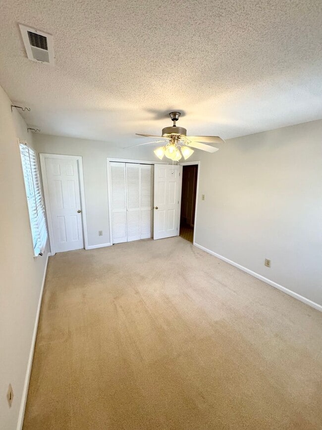 Building Photo - 3 BR 2 Bath Townhome