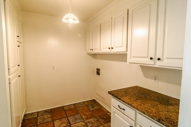 Building Photo - 703 Parker Dr