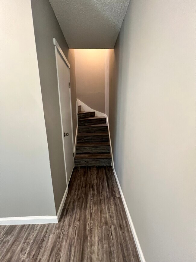 Building Photo - 813 Red Bird Ln