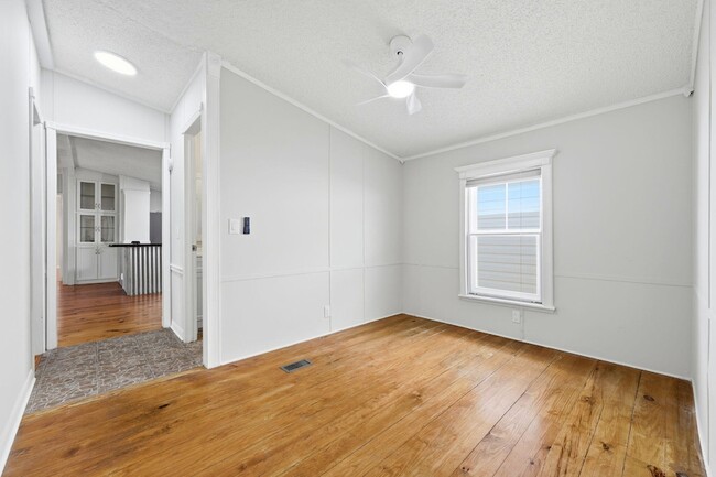 Building Photo - 215 Lee Pl