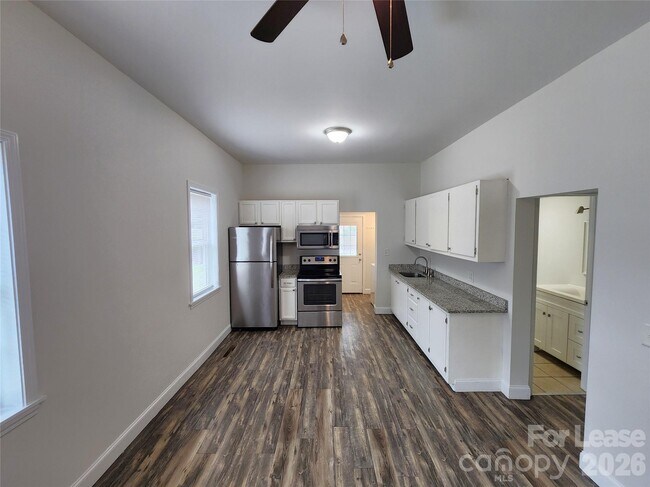 Building Photo - 1421 Oakshade Ave