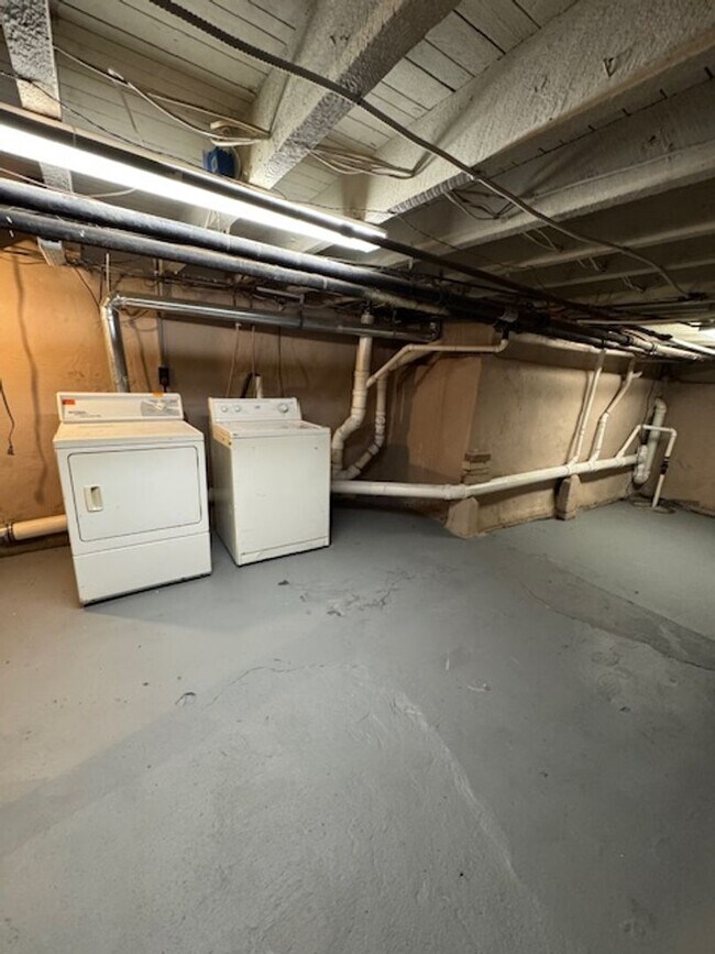 Building Photo - Looking for spacious house check this one out.