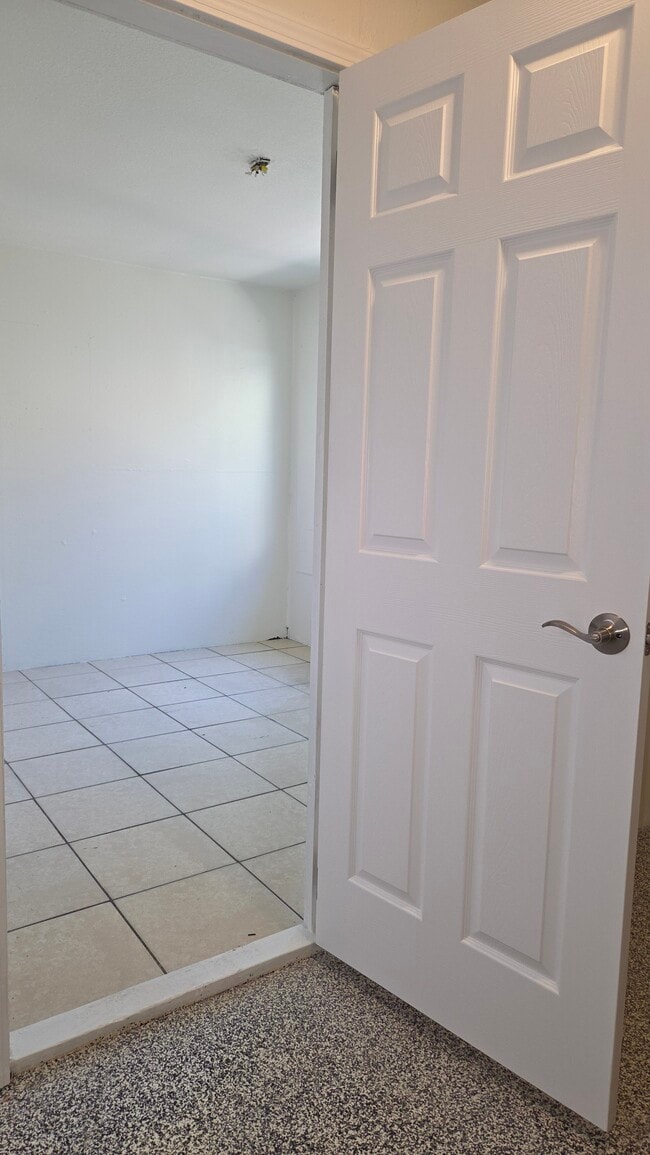 Building Photo - 892 Robin Dr